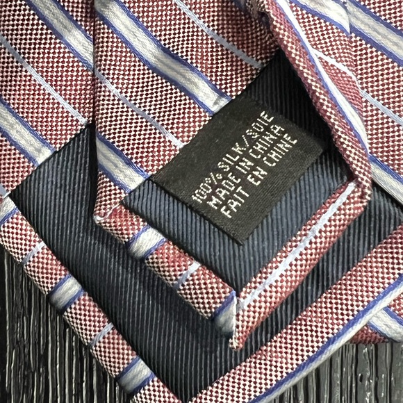 Pink and silver Men’s Tie
Length (TALL)
Silk
Dry clean only
Gently used - Picture 3 of 4
